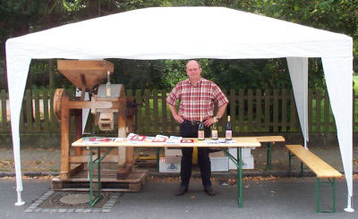 Werner Mller mit dem Stand zur Arberger Mhle auf dem Dorfmarkt