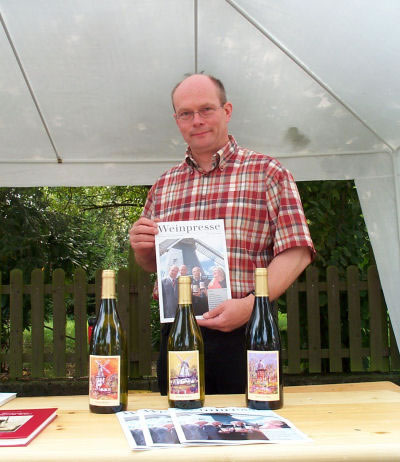 Werner Mller mit der Zeitschrift Weinpresse und 3 Mhlenweinen